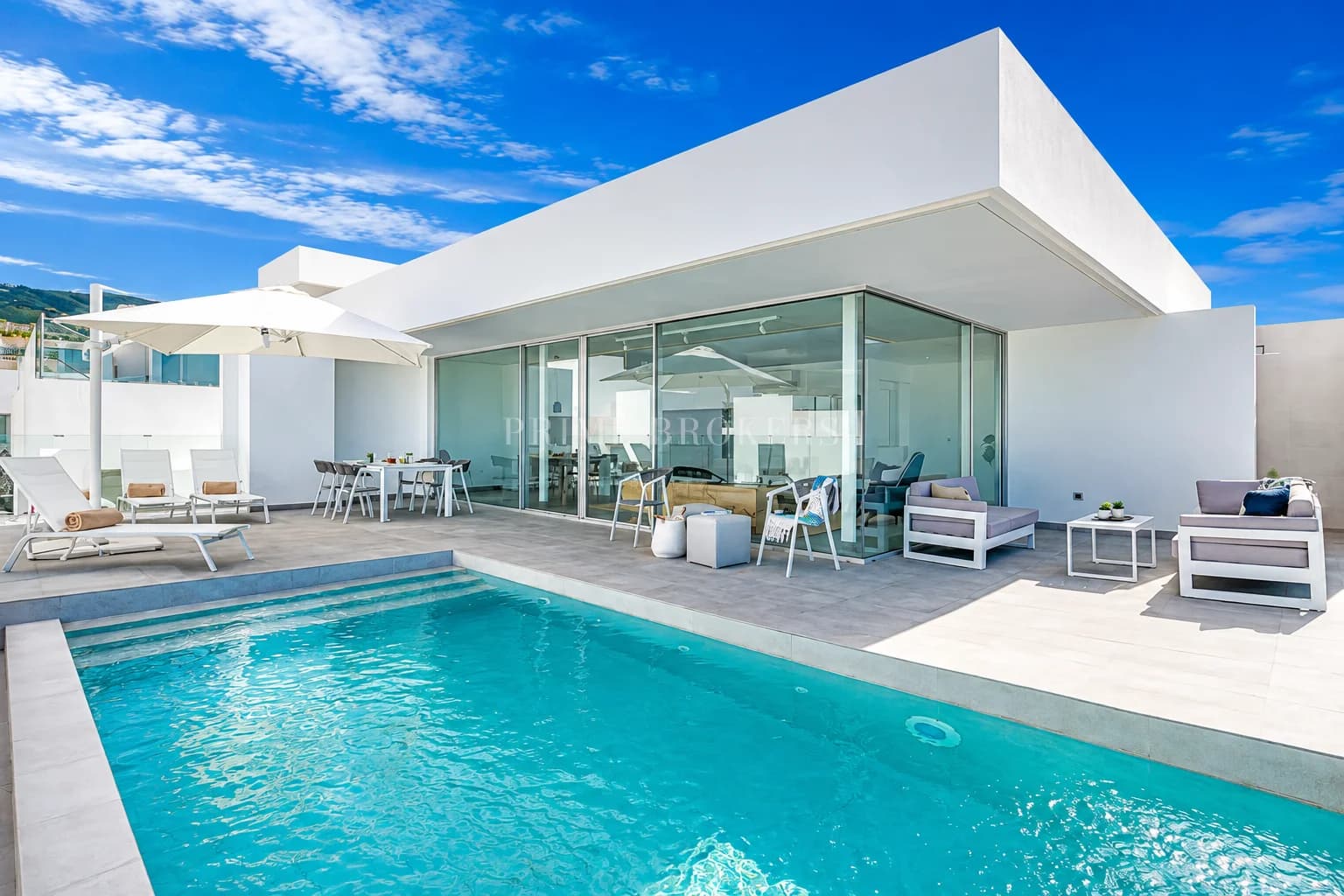 Villa de Lujo Frente al Mar