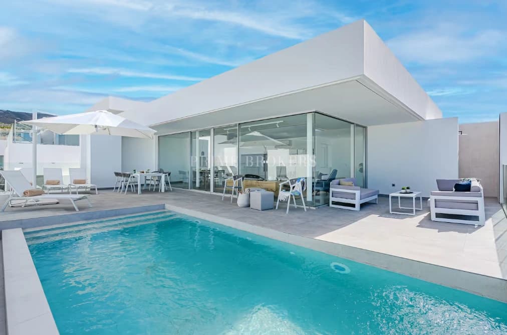 Villa de Lujo Frente al Mar