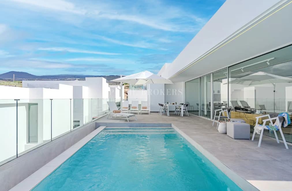 Villa de Lujo Frente al Mar